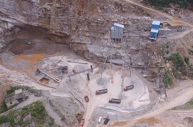 湖南懷化楓林采石場(chǎng)時(shí)產(chǎn)300噸碎石制砂生產(chǎn)線